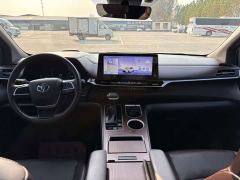 Toyota Gravia 2.5L Hybrid Prestige Plus AWD - фото 13