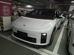 Li Auto i6 Four-Wheel Drive Standard Edition - ფოტო 1