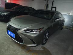 Lexus ES 200 Excellence Edition - ფოტო 1