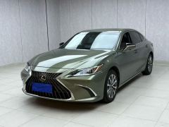Lexus ES 200 Excellence Edition - ფოტო 1