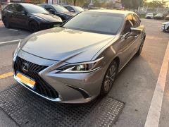 Lexus ES 200 Excellence Edition - ფოტო 1