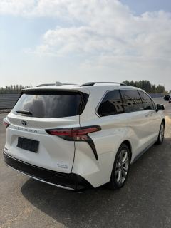Toyota Sienna Dual-Engine 2.5L Luxury Edition - фото 4