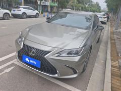 Lexus ES 200 Excellence Edition - ფოტო 1