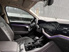 Volkswagen Touareg 3.0T Premium Obsidian Black Sports Suit - photo 11