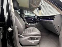 Volkswagen Touareg 3.0T Premium Obsidian Black Sports Suit - photo 12