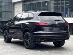 Volkswagen Touareg 3.0T Premium Obsidian Black Sports Suit - photo 14