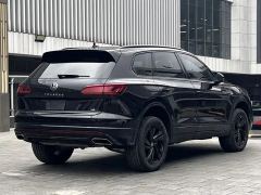 Volkswagen Touareg 3.0T Premium Obsidian Black Sports Suit - photo 16