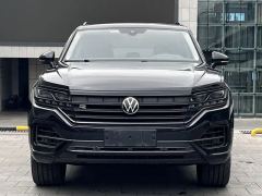 Volkswagen Touareg 3.0T Premium Obsidian Black Sports Suit - photo 2