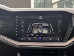 Volkswagen Touareg 3.0T Premium Obsidian Black Sports Suit - photo 8