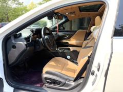 Lexus ES 300h Premium Edition - фото 4