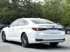 Lexus ES 300h Premium Edition - фото 9