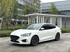 Ford Focus EcoBoost 180 ST Line - ფოტო 1
