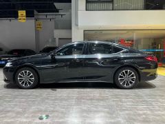 Lexus ES 300h Premium Edition - фото 3