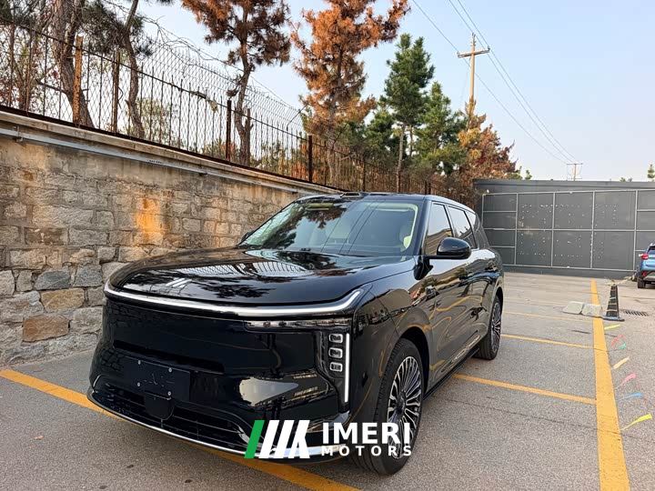 IM Motors Zhiji LS8 52 Max Tech Flagship 5-Seater