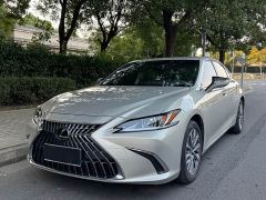 Lexus ES 200 Excellence Edition - ფოტო 1