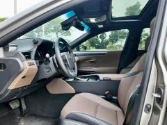 Lexus ES 300h Premium Edition - фото 5