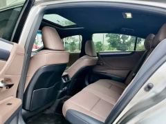 Lexus ES 300h Premium Edition - фото 6