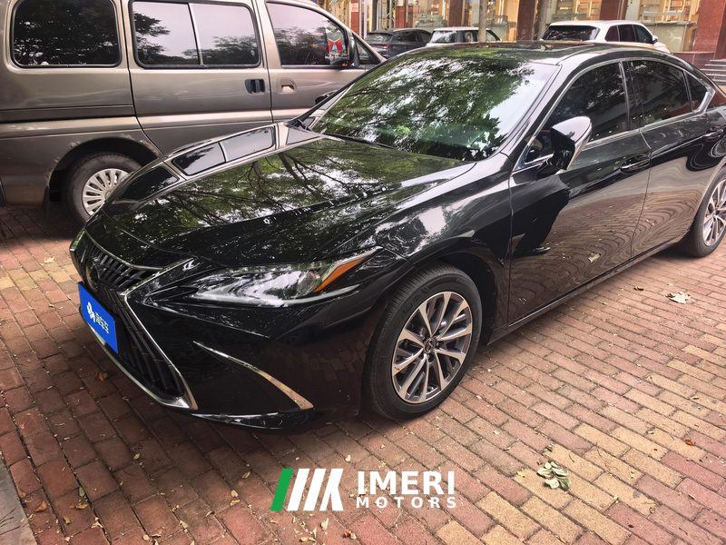 Lexus ES 300h Excellence Edition - автомобиль из Китая