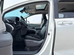 Toyota Sienna Dual-Engine 2.5L RWD Comfort Edition - фото 7