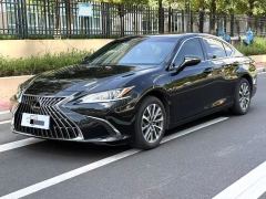 Lexus ES 200 Excellence Edition - ფოტო 1