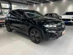 Volkswagen Touareg 3.0T Premium Obsidian Black Sports Suit - фото 3