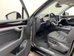 Volkswagen Touareg 3.0T Premium Obsidian Black Sports Suit - photo 10