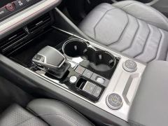 Volkswagen Touareg 3.0T Premium Obsidian Black Sports Suit - photo 17