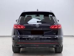 Volkswagen Touareg 3.0T Premium Obsidian Black Sports Suit - photo 20