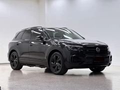 Volkswagen Touareg 3.0T Premium Obsidian Black Sports Suit - photo 3