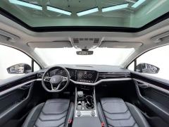 Volkswagen Touareg 3.0T Premium Obsidian Black Sports Suit - photo 5