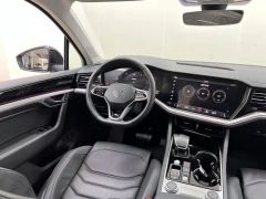 Volkswagen Touareg 3.0T Premium Obsidian Black Sports Suit - photo 8