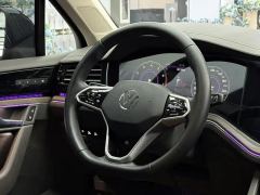 Volkswagen Touareg 3.0T Premium Obsidian Black Sports Suit - photo 11