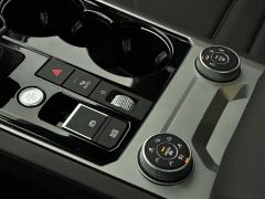 Volkswagen Touareg 3.0T Premium Obsidian Black Sports Suit - photo 12