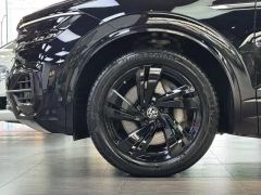 Volkswagen Touareg 3.0T Premium Obsidian Black Sports Suit - photo 14