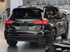 Volkswagen Touareg 3.0T Premium Obsidian Black Sports Suit - photo 16
