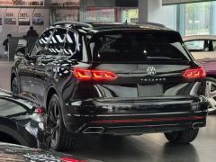 Volkswagen Touareg 3.0T Premium Obsidian Black Sports Suit - photo 18