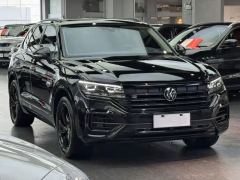 Volkswagen Touareg 3.0T Premium Obsidian Black Sports Suit - photo 3