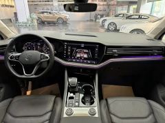 Volkswagen Touareg 3.0T Premium Obsidian Black Sports Suit - photo 5