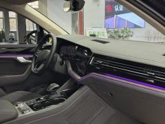 Volkswagen Touareg 3.0T Premium Obsidian Black Sports Suit - photo 6