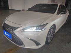 Lexus ES 200 Excellence Edition - ფოტო 1