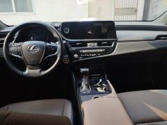 Lexus ES 300h Excellence Edition - ფოტო 16