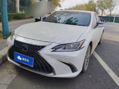 Lexus ES 300h Excellence Edition - ფოტო 1