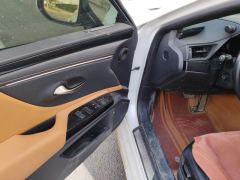 Lexus ES 300h Excellence Edition - ფოტო 12