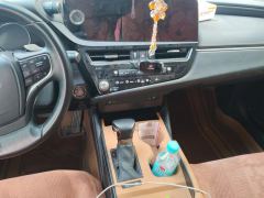 Lexus ES 300h Excellence Edition - ფოტო 17