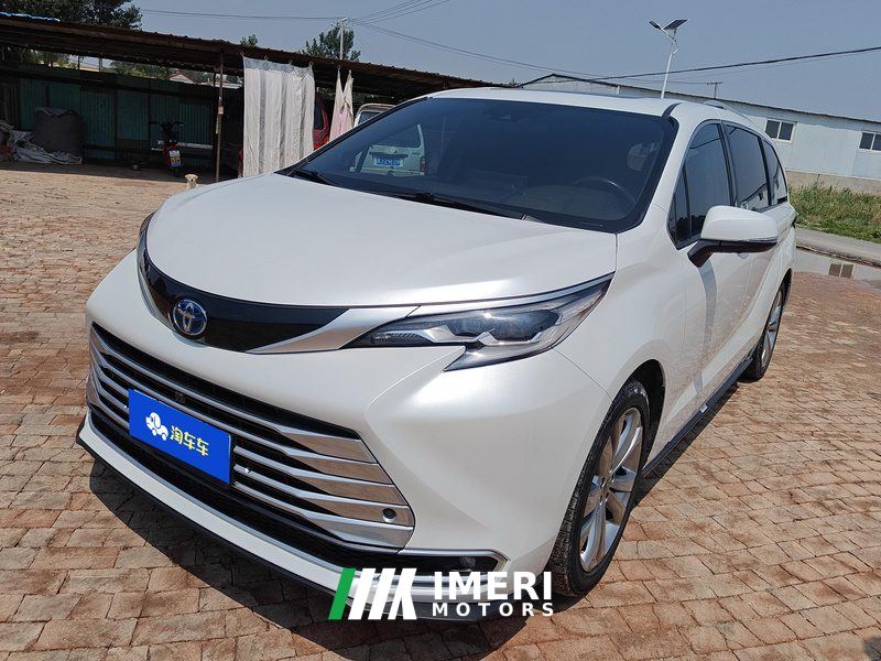 Toyota Sienna Dual-Engine 2.5L Platinum Edition