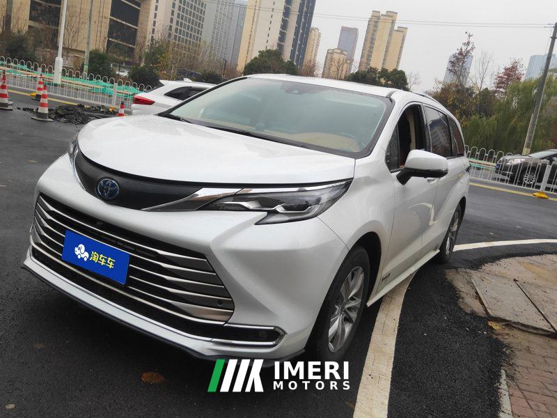 Toyota Sienna Dual-Engine 2.5L Comfort Edition