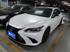 Lexus ES 300h Excellence Edition - ფოტო 1
