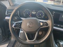 Volkswagen Touareg 3.0T Premium Obsidian Black Sports Suit - ფოტო 18