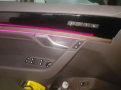 Volkswagen Touareg 3.0T Premium Obsidian Black Sports Suit - photo 13