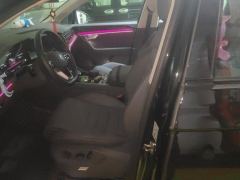 Volkswagen Touareg 3.0T Premium Obsidian Black Sports Suit - photo 14